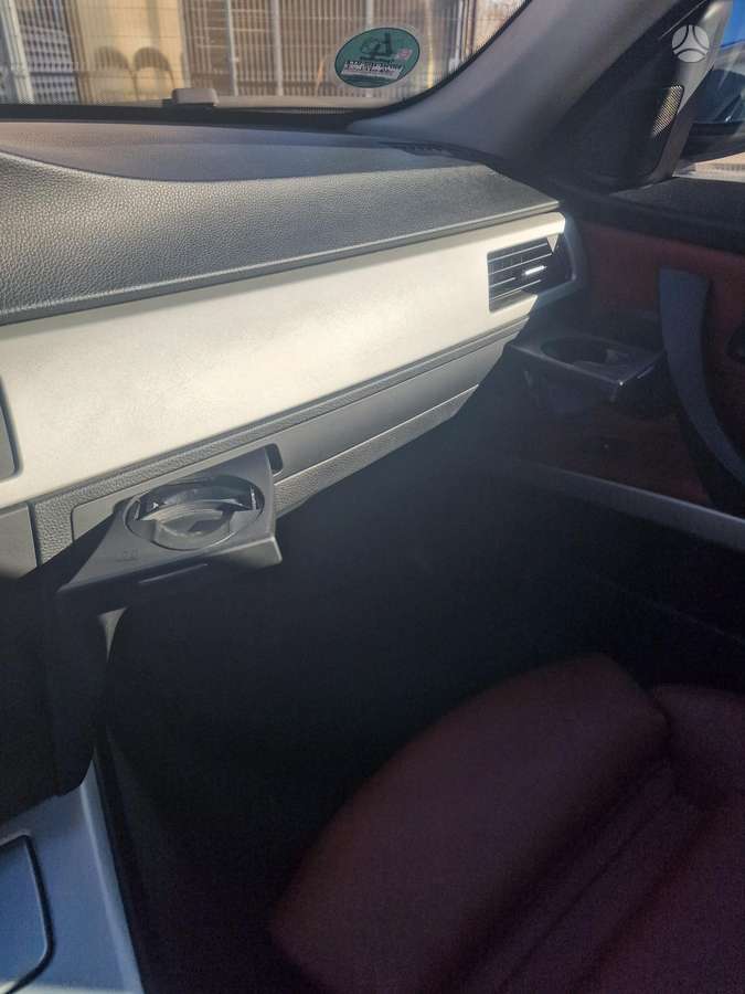 BMW 320 2009 — photo 18
