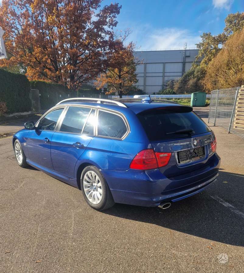 BMW 320 2009 — rear view