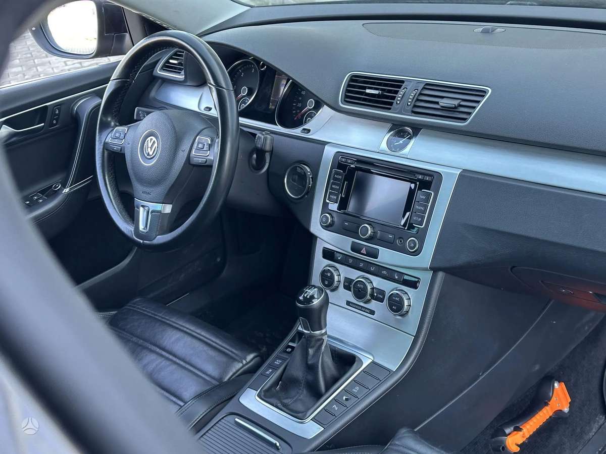 Volkswagen Passat 2012 — photo 14