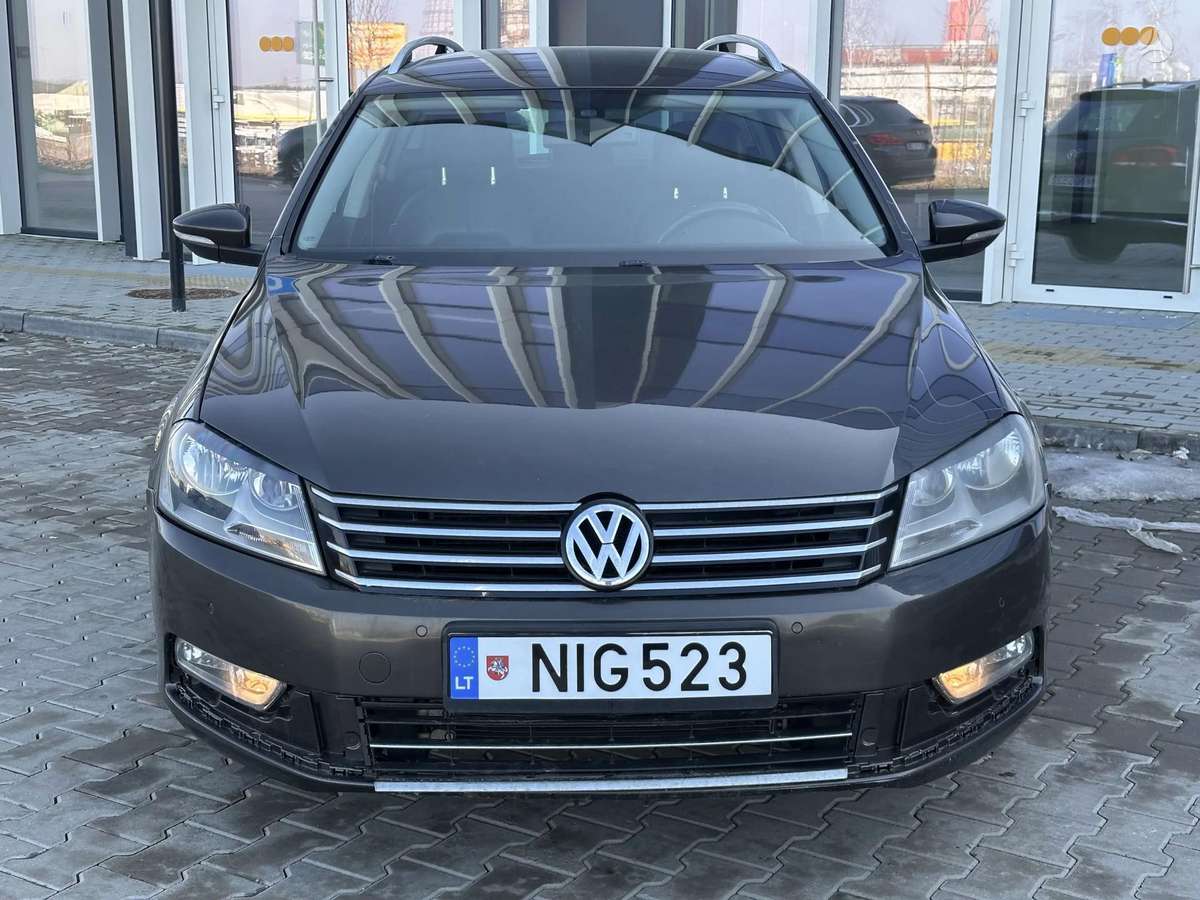 Volkswagen Passat 2012 — rear view
