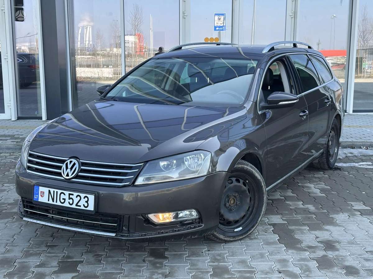 Volkswagen Passat 2012 — interior