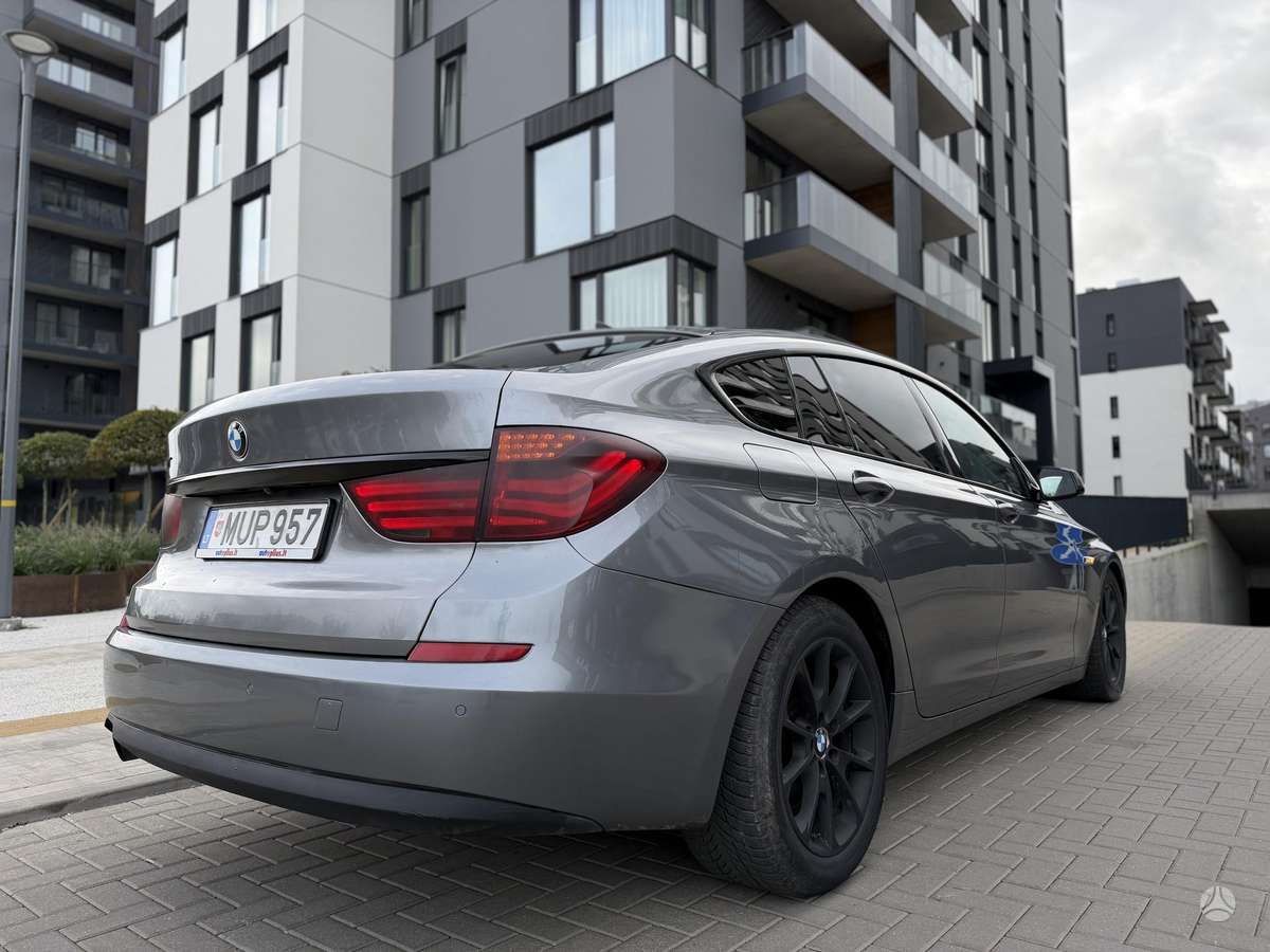 BMW 530 2011 — вигляд ззаду