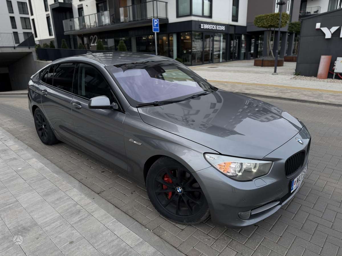 BMW 530 2011 — салон