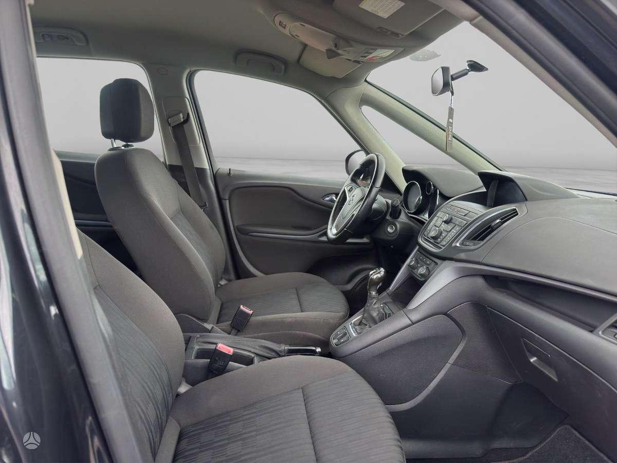 Opel Zafira 2015 — фото 17