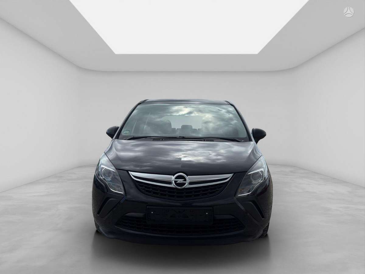 Opel Zafira 2015 — вигляд ззаду