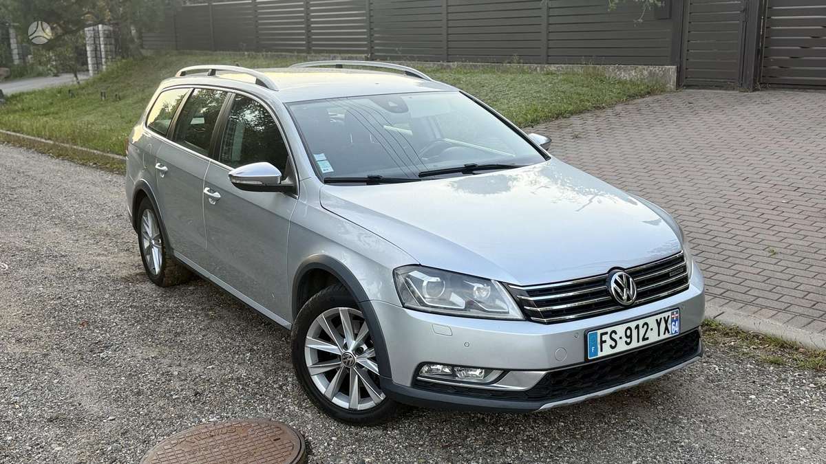 Volkswagen Passat 2014 — rear view