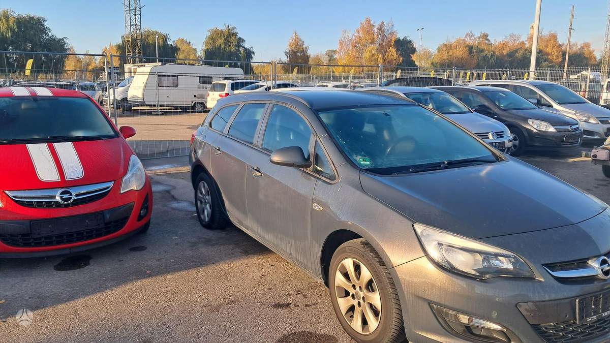 Opel Astra 2015 — rear view