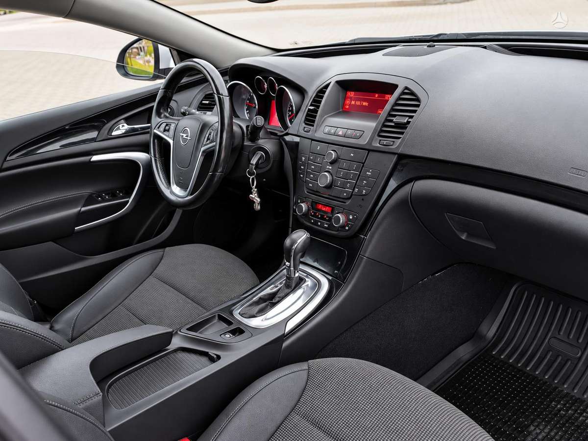 Opel Insignia 2010 — photo 19