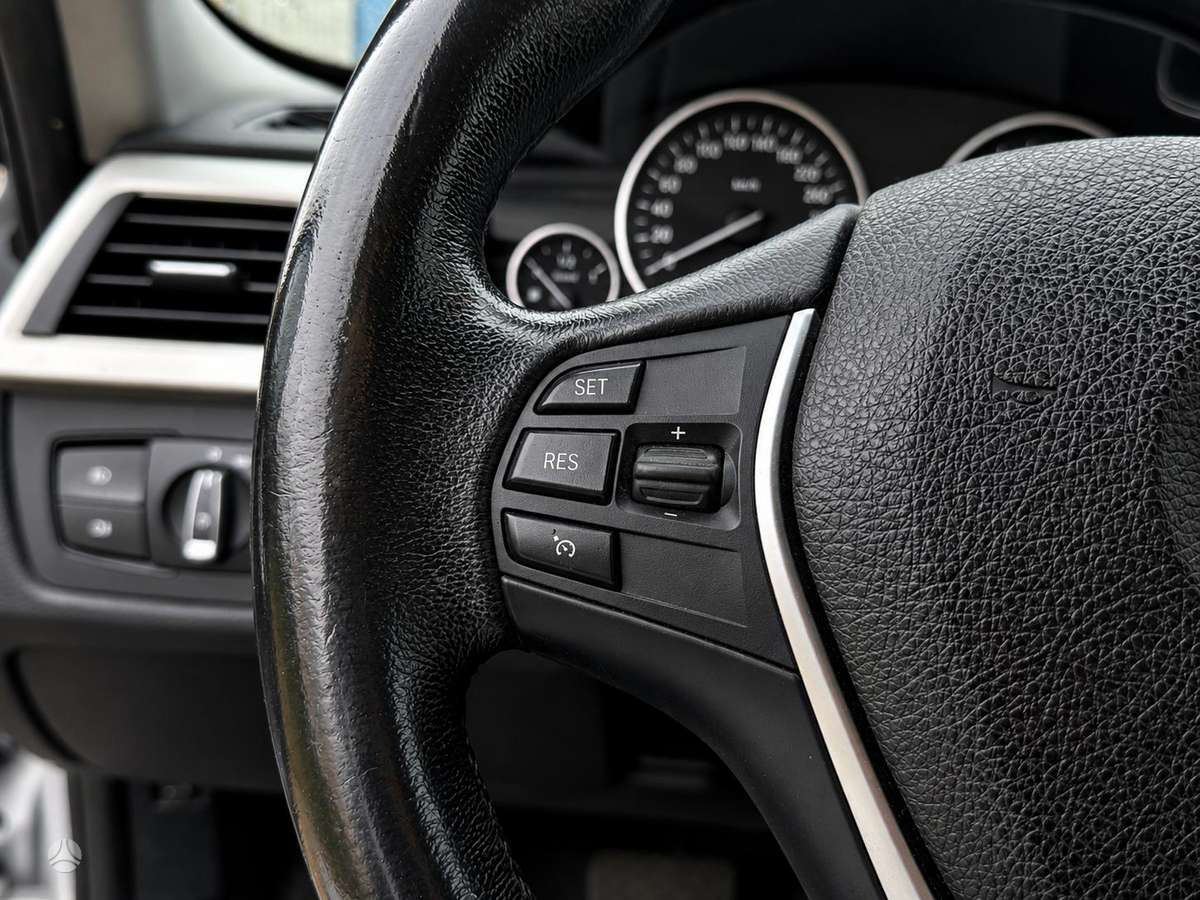BMW 318 2013 — photo 17