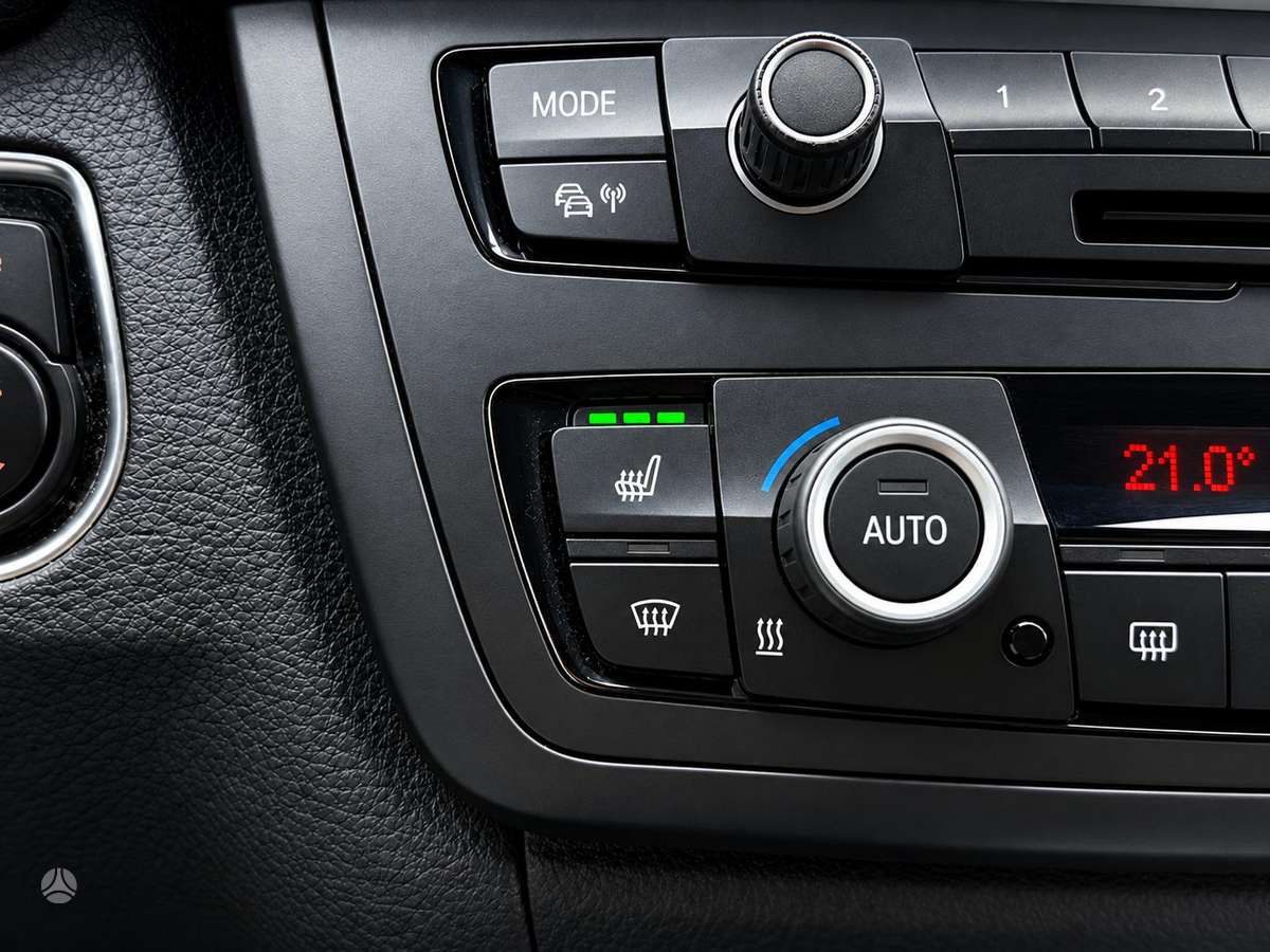 BMW 318 2013 — photo 24