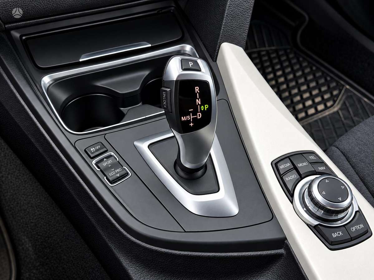 BMW 318 2013 — photo 25