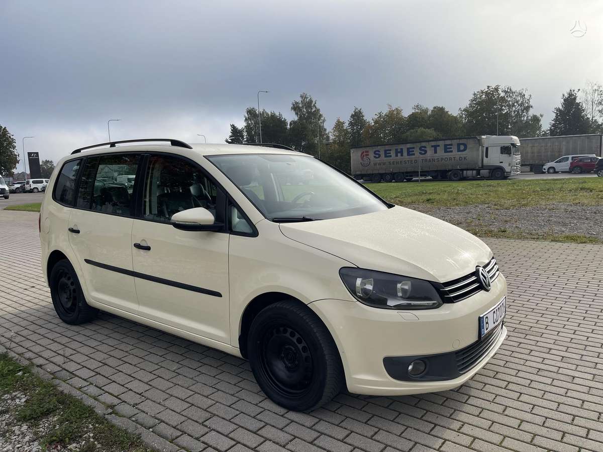 Volkswagen Touran 2013 — interior