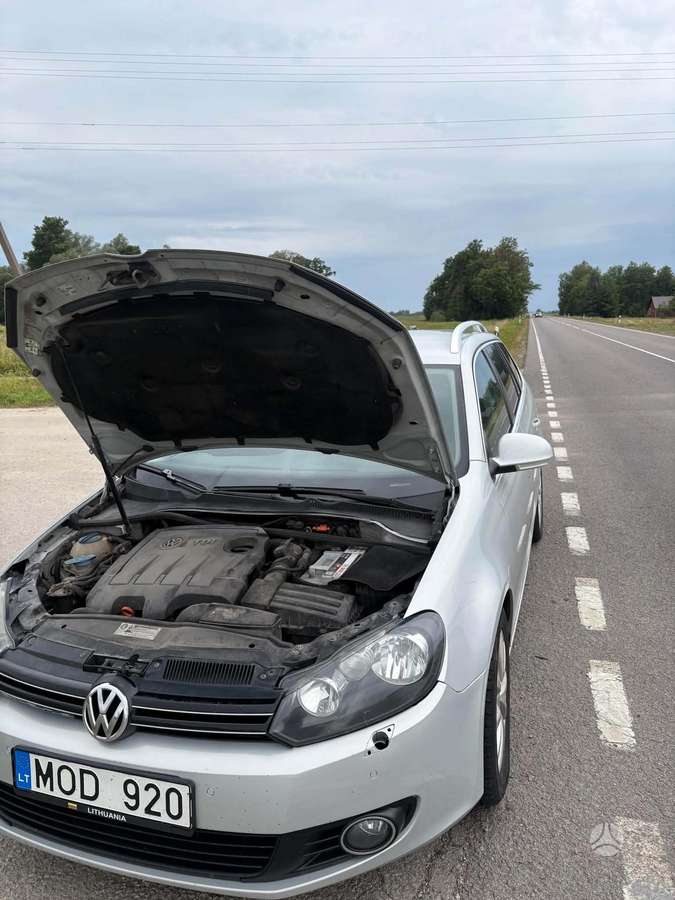 Volkswagen Golf 2012 — салон