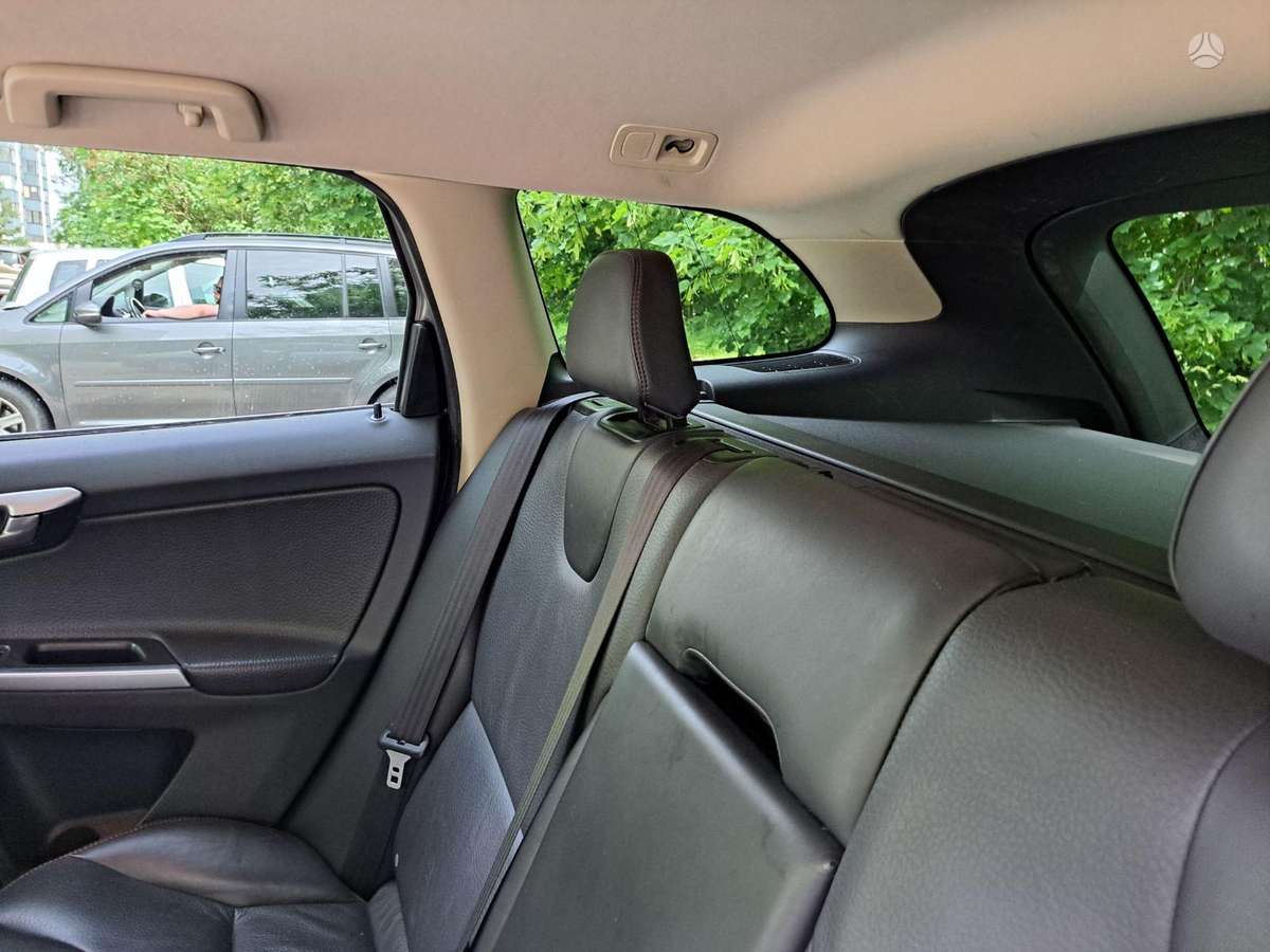 Volvo XC60 2011 — photo 17