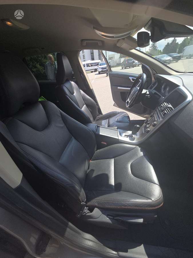 Volvo XC60 2011 — photo 18