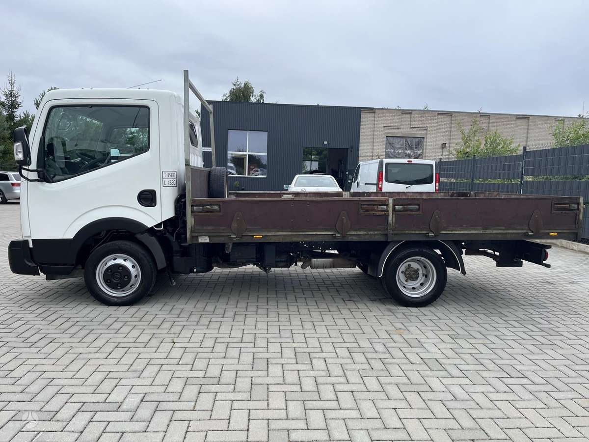 Nissan Cabstar 2014 — вигляд ззаду