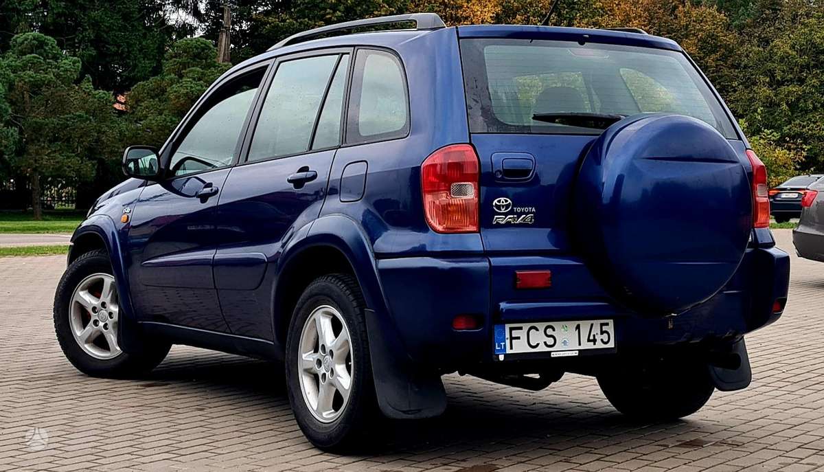 Toyota RAV4 2004 — салон