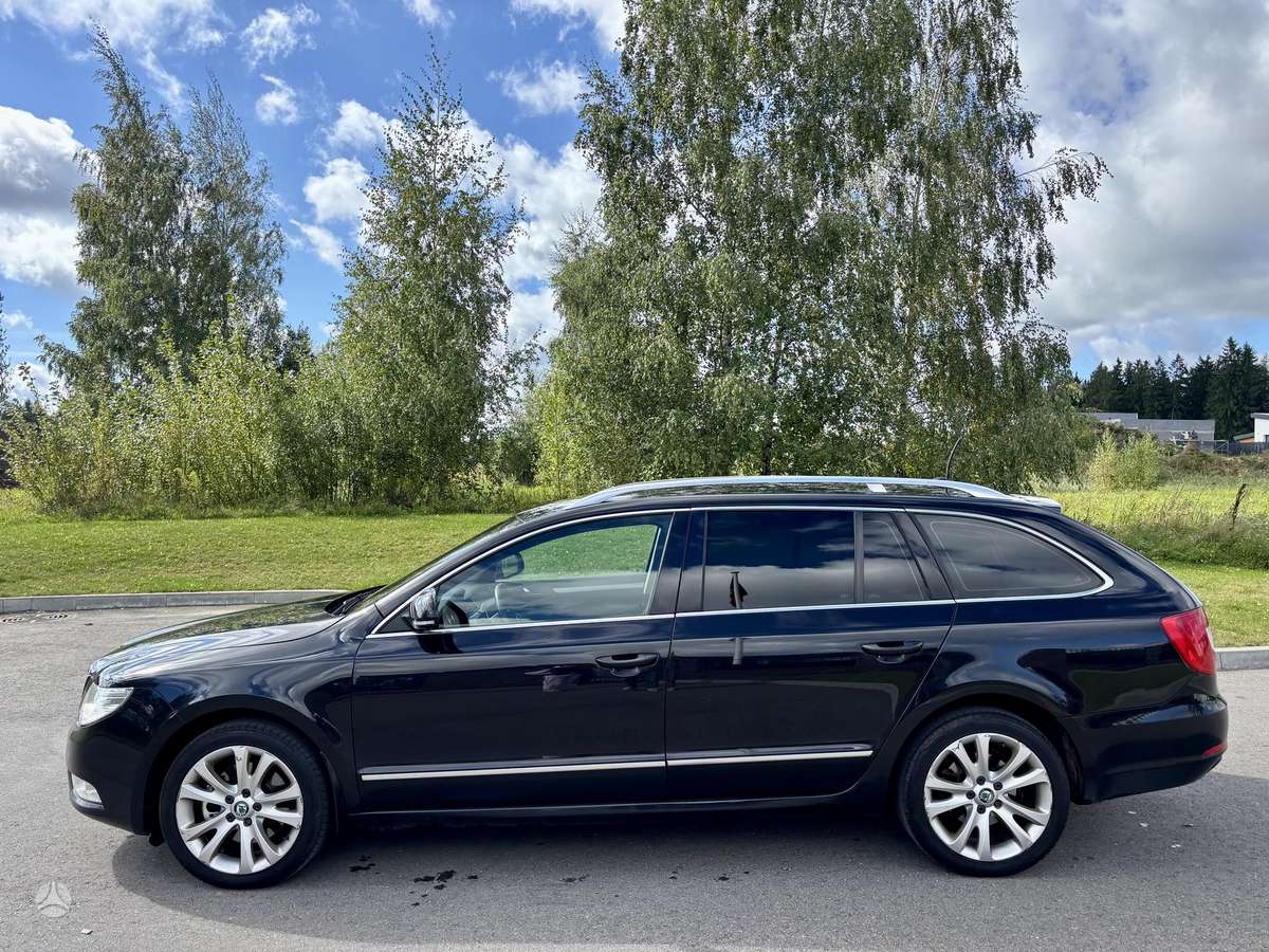 Skoda Superb 2011 — rear view