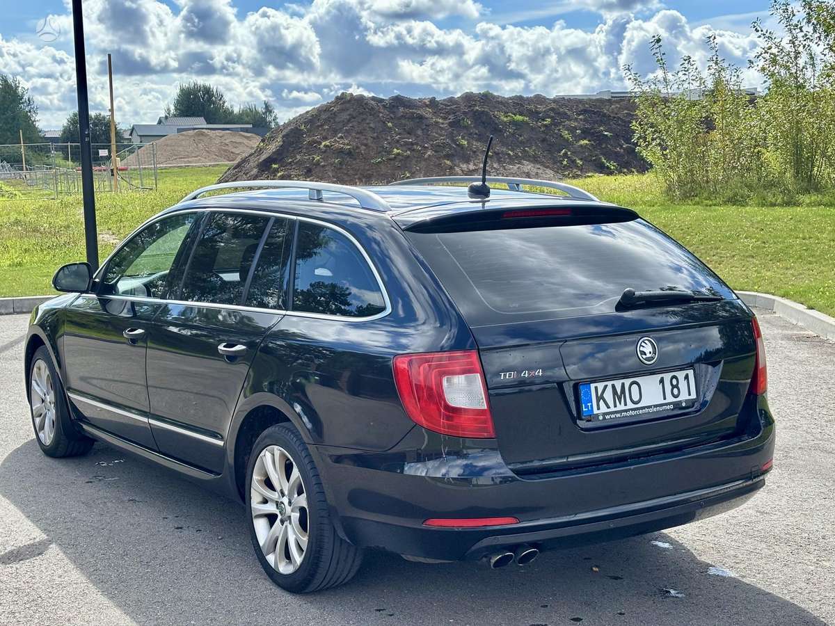 Skoda Superb 2011 — interior