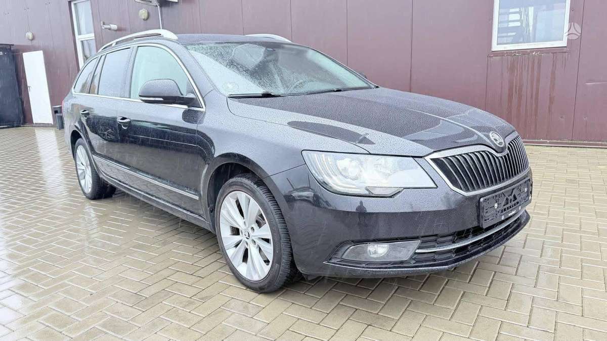 Skoda Superb 2014 — rear view