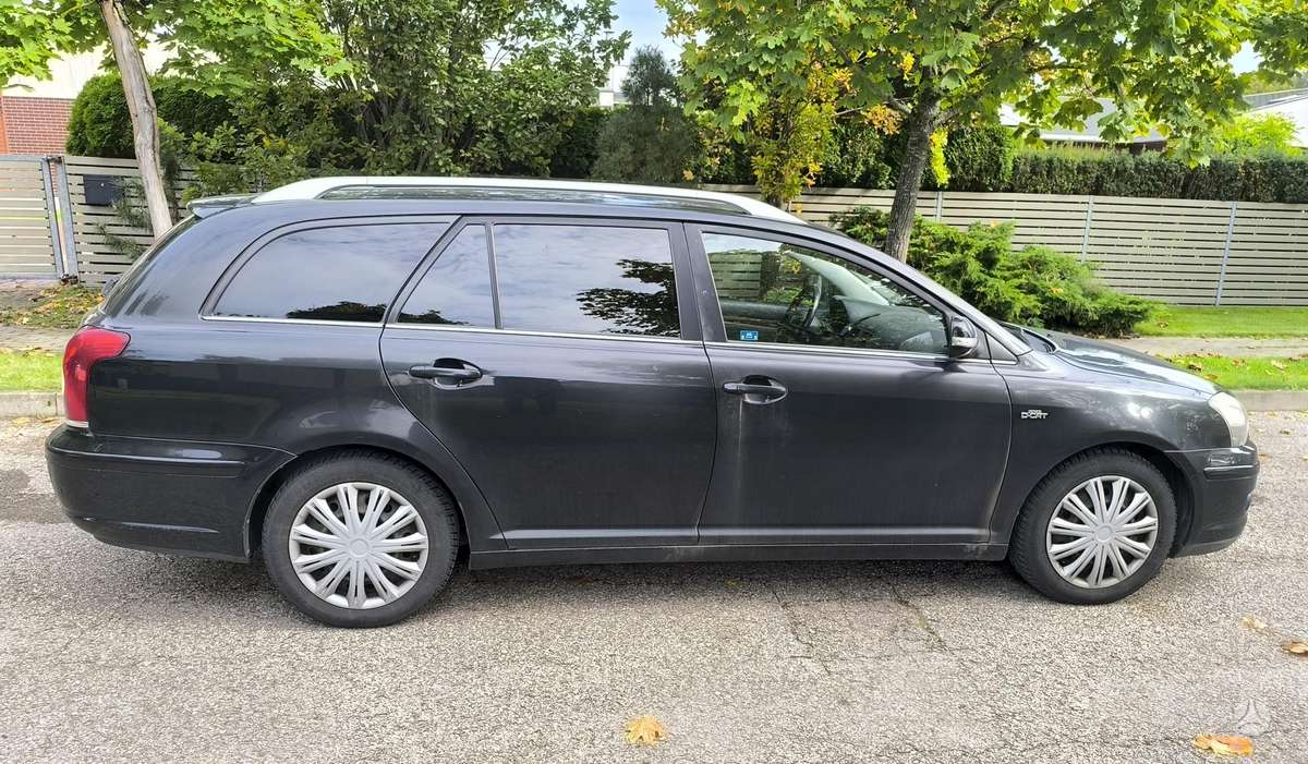 Toyota Avensis 2009 — rear view