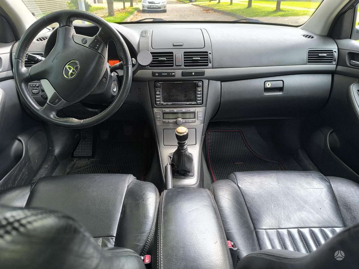 Toyota Avensis 2009 — interior