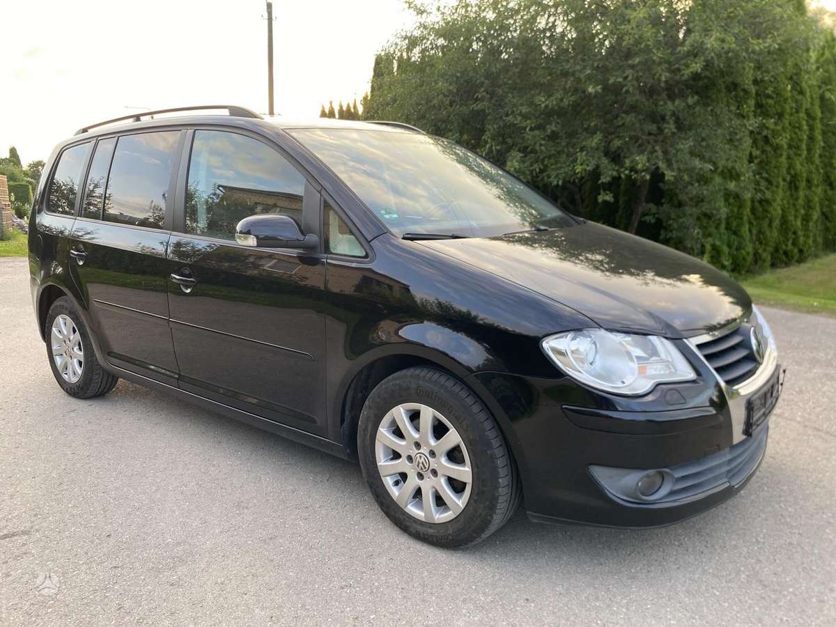Volkswagen Touran 2008 — вигляд ззаду