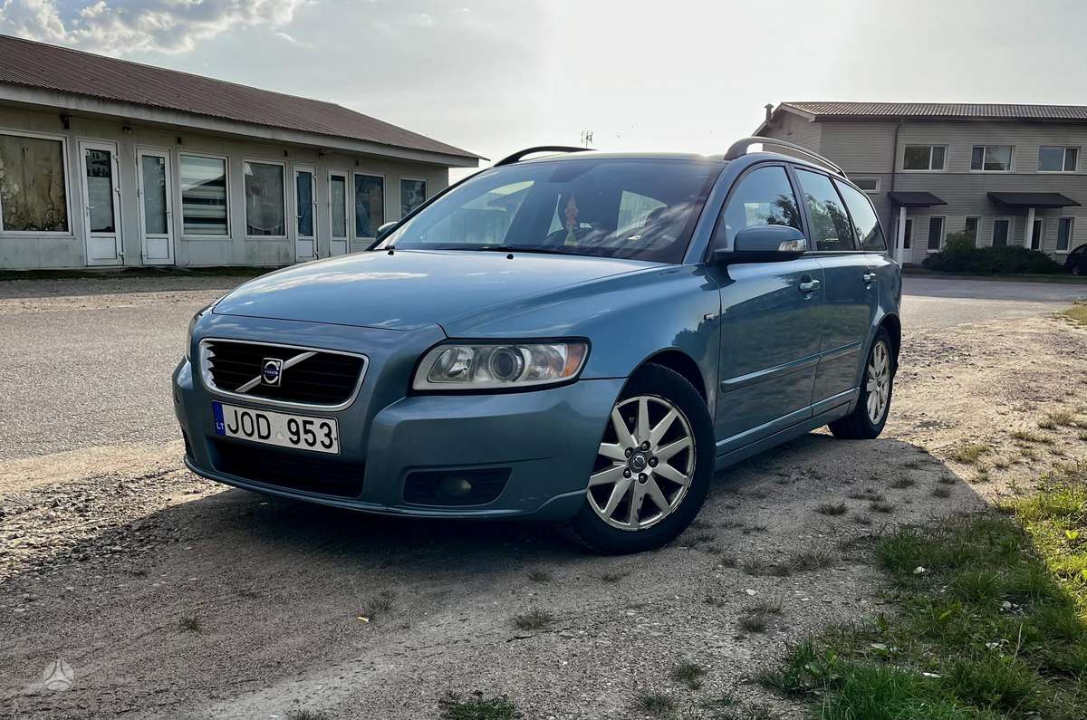 Volvo V50 2009 — rear view