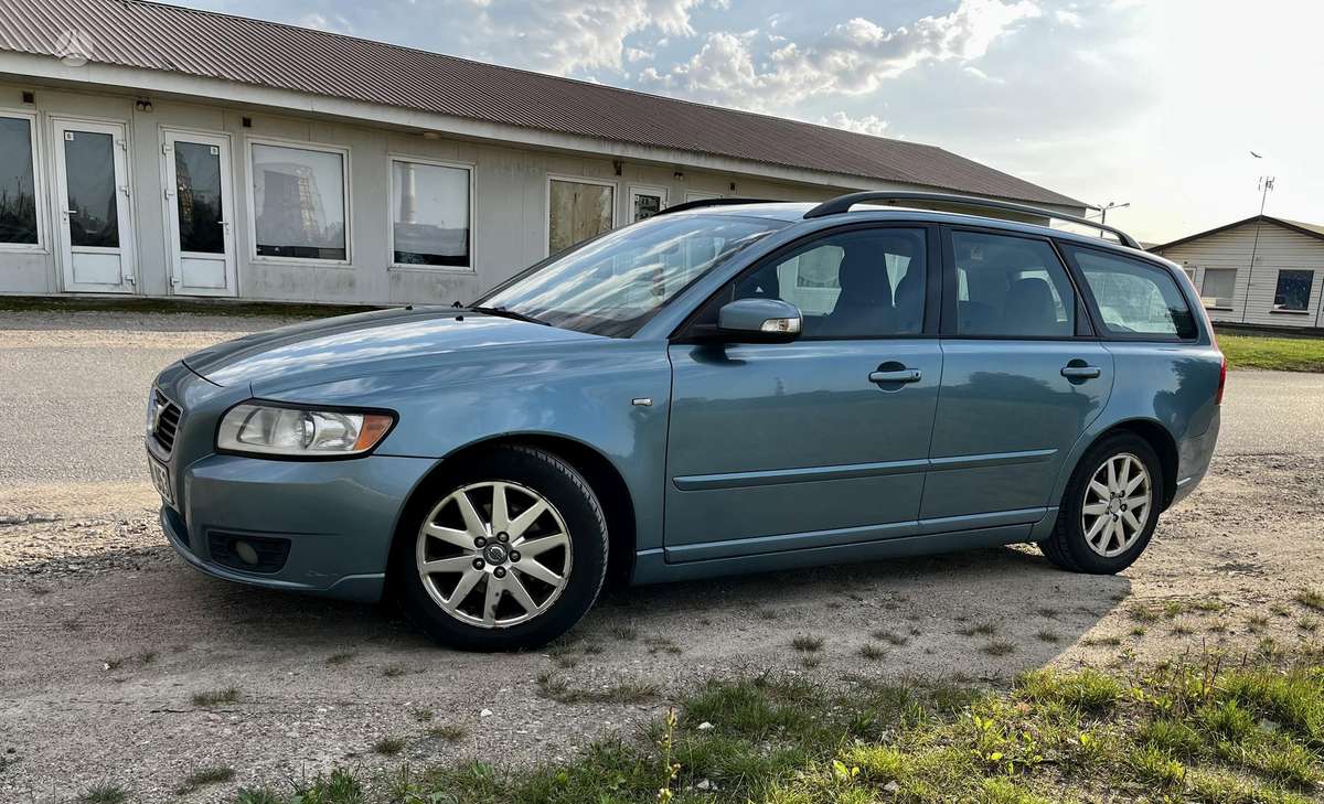 Volvo V50 2009 — interior