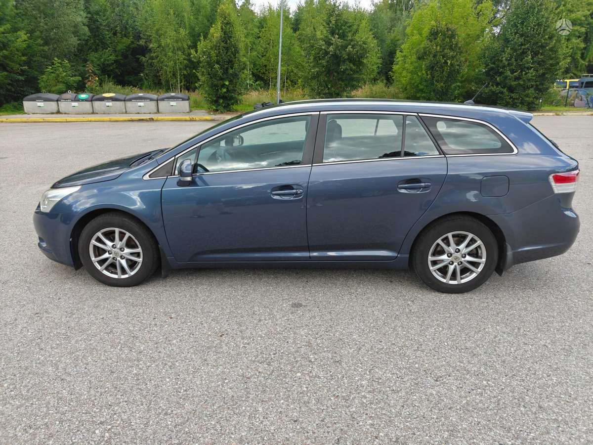 Toyota Avensis 2010 — вигляд ззаду
