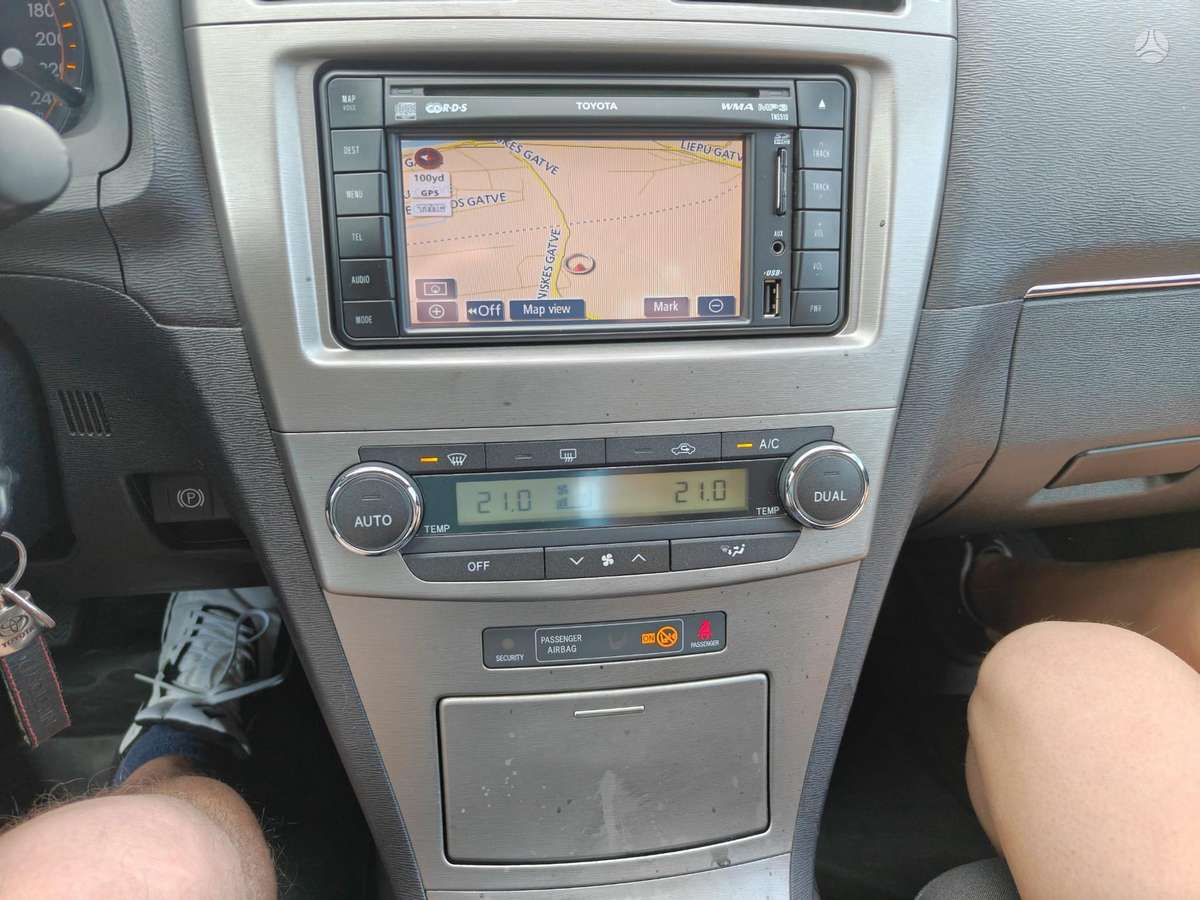 Toyota Avensis 2010 — салон