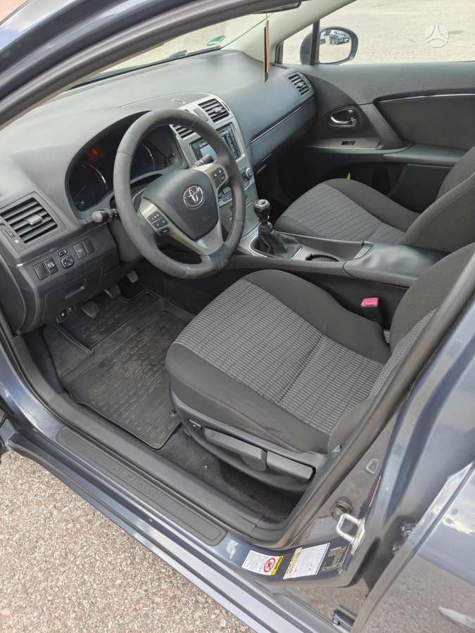 Toyota Avensis 2010 — двигун 1798 cm³, 147 HP (108kW)