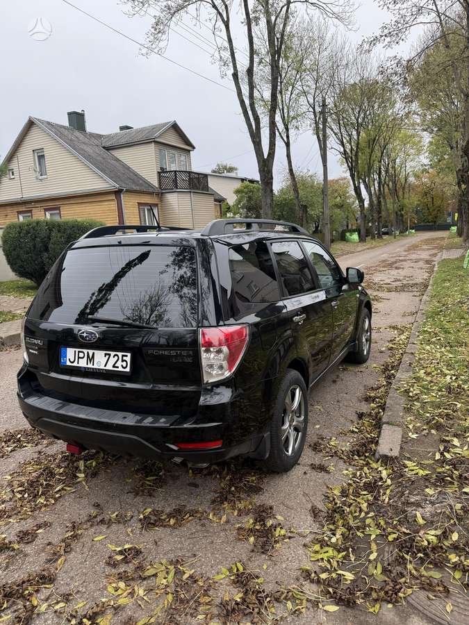 Subaru Forester 2011 — салон