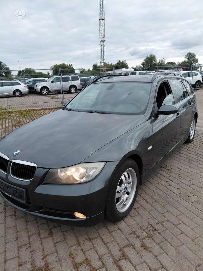 BMW 318 2006 — rear view