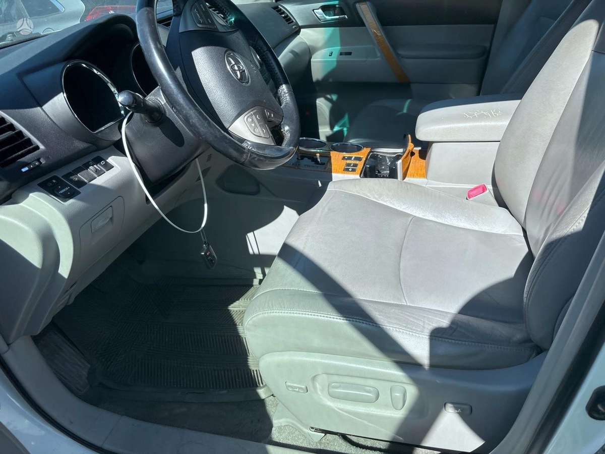 Toyota Highlander 2010 — фото 12