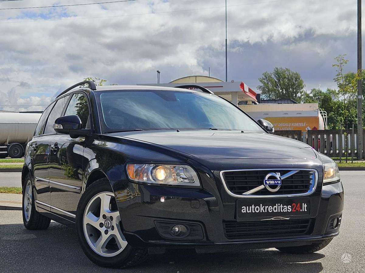 Volvo V50 2010 — interior