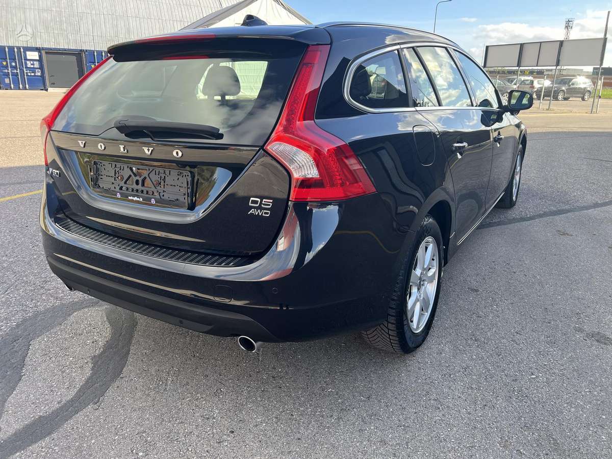 Volvo V60 2011 — салон