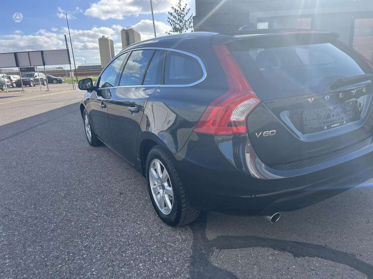 Volvo V60 2011 — двигун 2400 cm³, 230 HP (169kW)