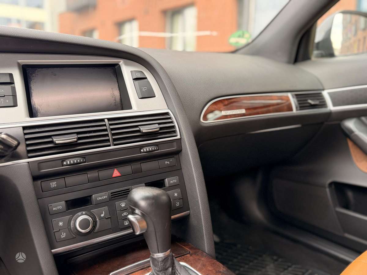 Audi A6 2010 — photo 11
