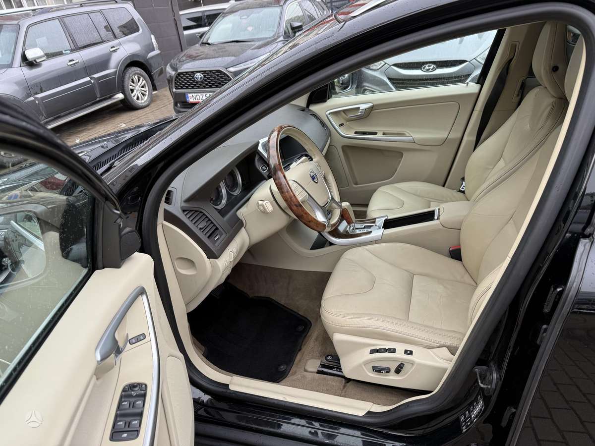 Volvo XC60 2011 — photo 16