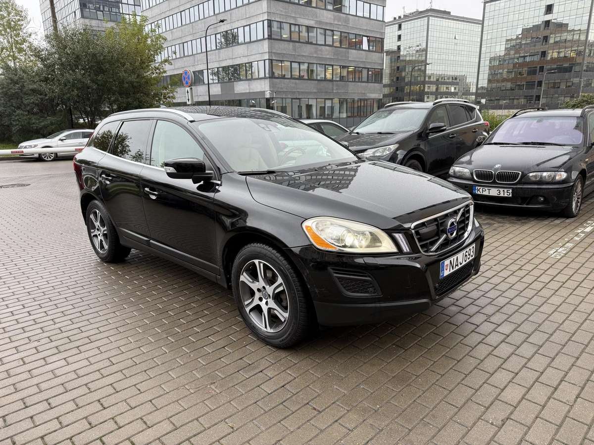 Volvo XC60 2011 — rear view