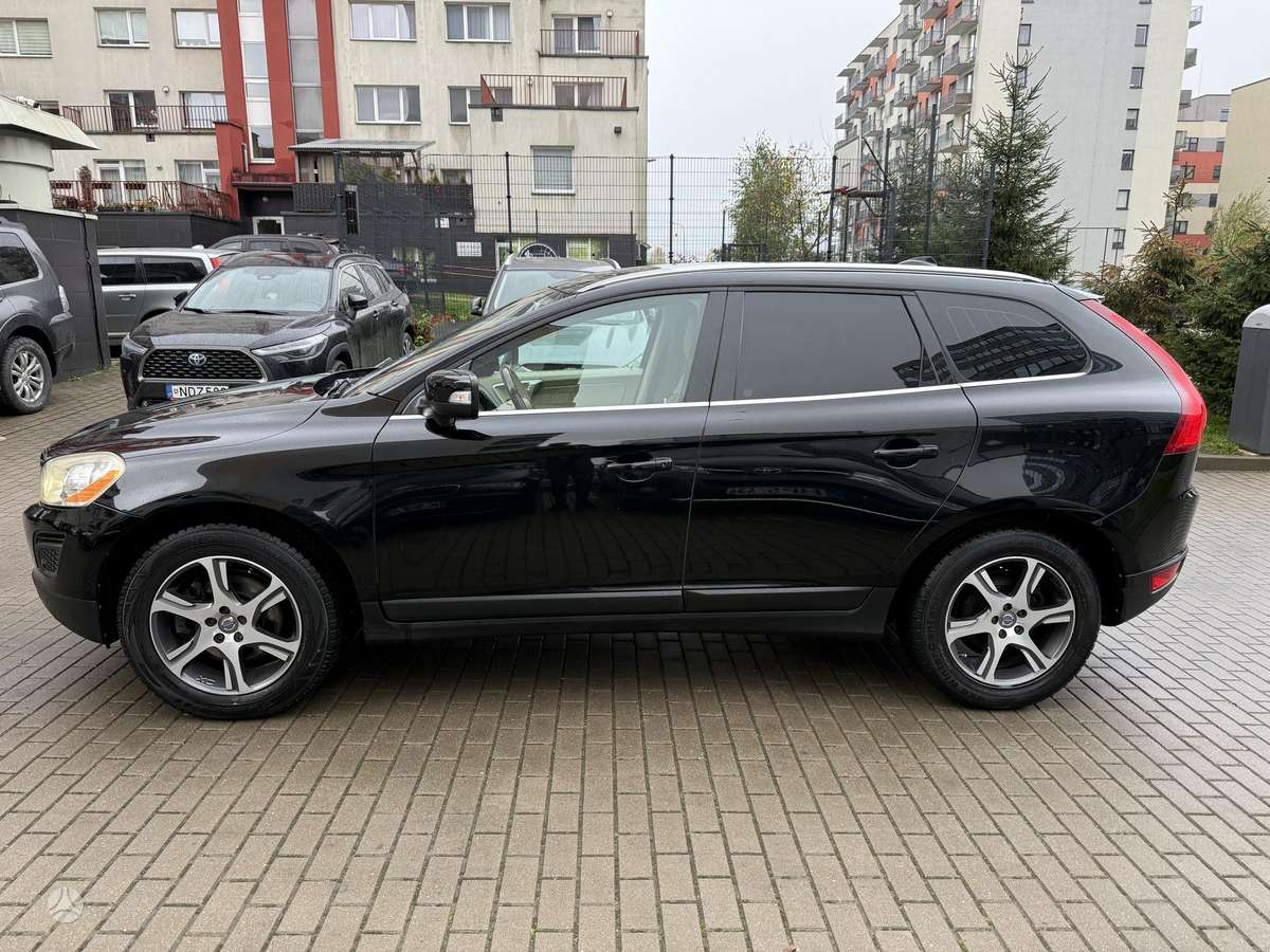 Volvo XC60 2011 — interior