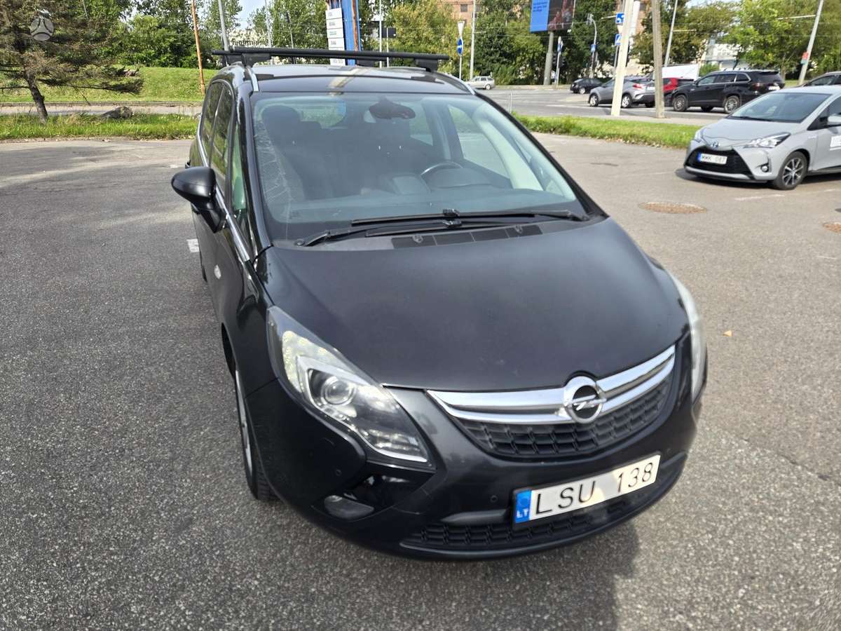 Opel Zafira 2015 — rear view