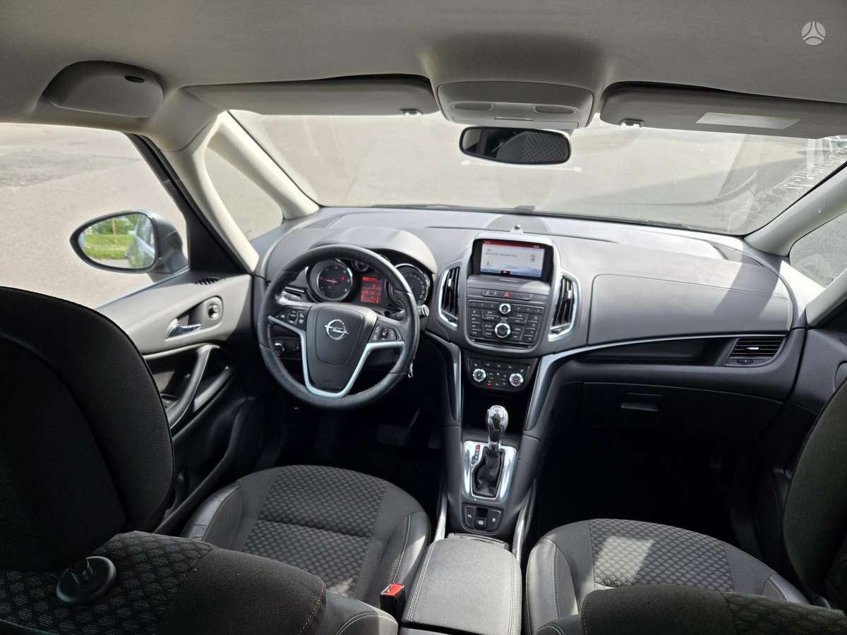Opel Zafira 2015 — interior