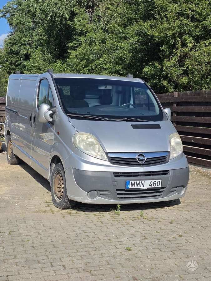 Opel Vivaro 2011 — салон