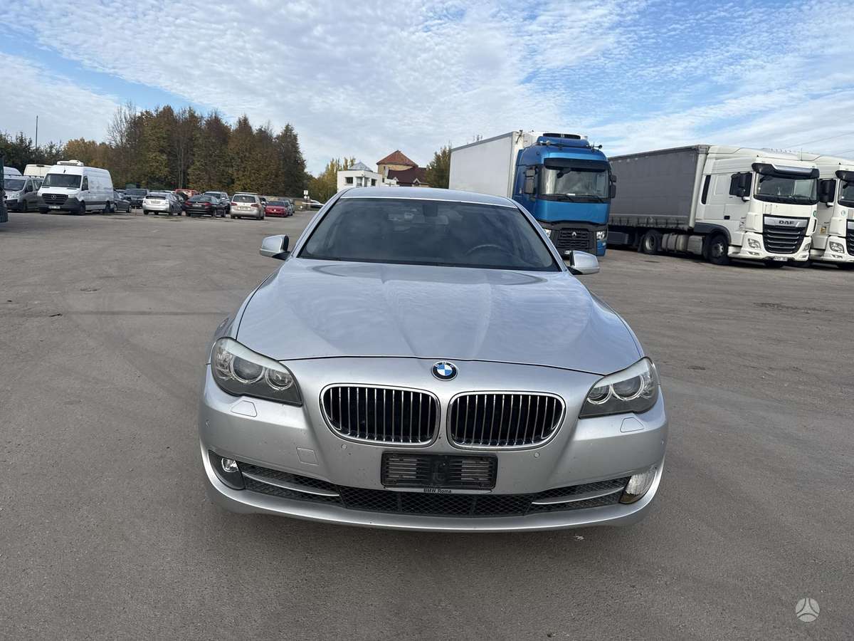 BMW 520 2013 — вигляд ззаду