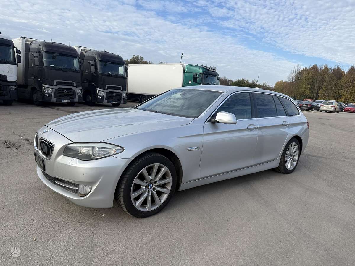 BMW 520 2013 — салон