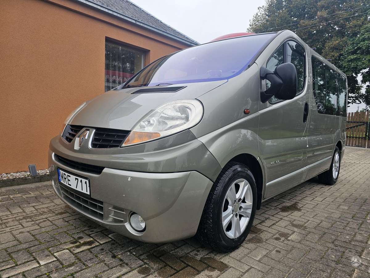 Renault Trafic 2006 — rear view