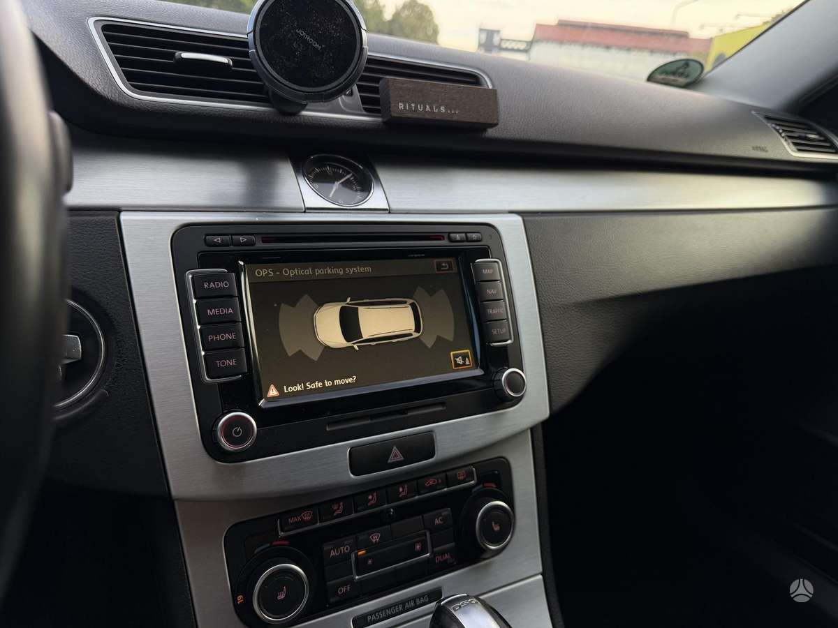 Volkswagen Passat 2011 — photo 11