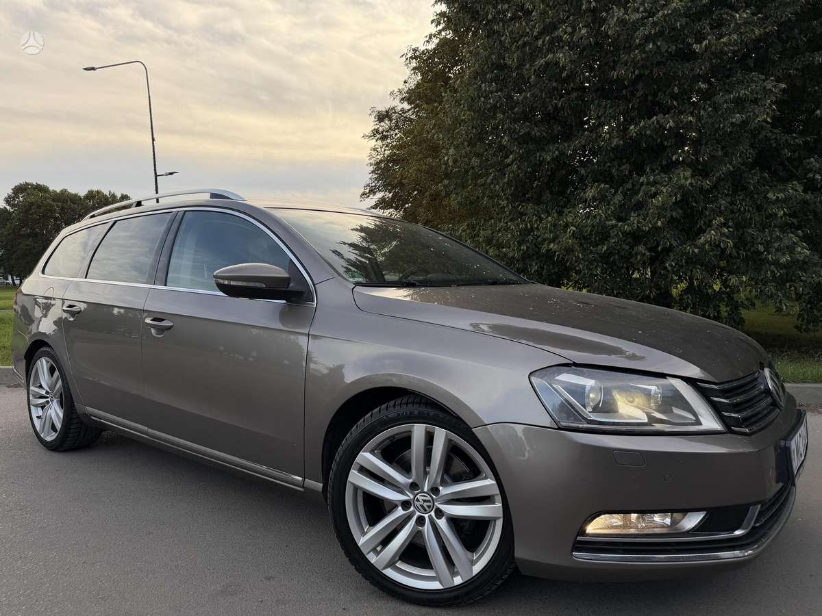 Volkswagen Passat 2011 — rear view